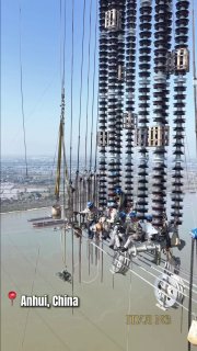 ארוחת צהריים בגובה של 200 מטר היא הפסקה נפוצה עבור פועלי בניין סינים: "העובדים בונים קו שיוביל חשמל ממערב ס…