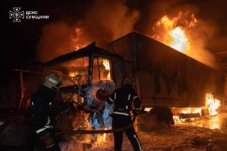 🌐 Россия ударила по городам Украины, ЕС разрешит продавать нефть с танкеров теневого флота РФ. Что еще произошло к 15:00 мск:🔹 Война. Три человека погибли, еще двое пострадали из-за удара РФ по парковке украинской «Новой почты» в Сумах. В Запорожье в резул