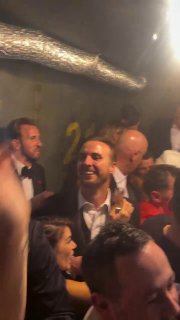 קיין חגג את ניצחונו באליפות העולם במרתף צפוף, בו הוגשו בקבוקים על ידי גמדים נישות בריטית
