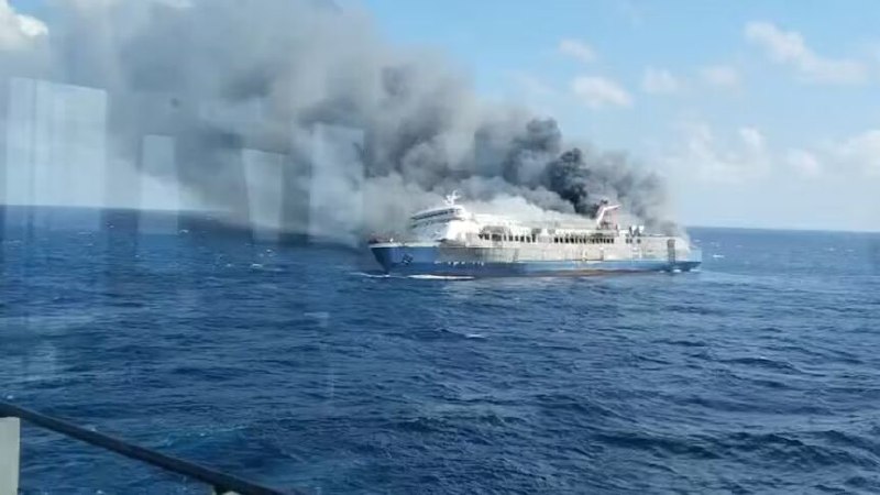 5 הרוגים ו-41 נעדרים בעקבות שריפת ספינה באינדונזיה