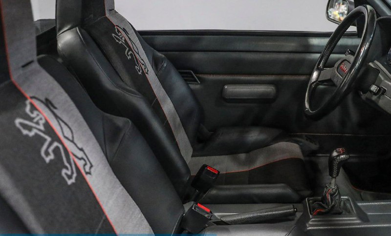 40-летний хэтчбек Peugeot 205 продали по цене Maybach 5