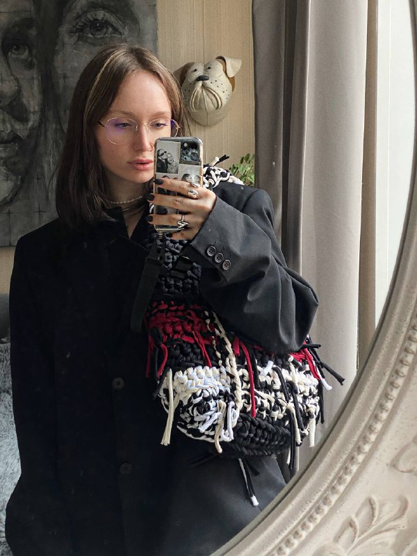 ШМОТВязанная сумка от Норы.Люблю открывать новых талантливых людей, а ещё больше коллекционировать их труд.Каждый человек в своём ремесле по-настоящему уникален, если работа сделана его руками. Я лично не могу устоять перед эксклюзивной одеждой, которая похожа на меня, а ещё больше перед той, которую сделали именно для меня. Аккаунт в инсте: 