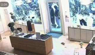 🇫🇷 Video of looters hitting a jewelry store in Lyon, France.