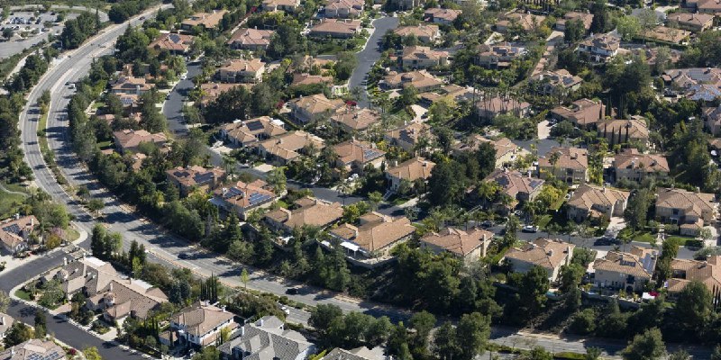 'Doubt and hesitation' are ripping through the housing market: 'People are starting their home search, then backing out'