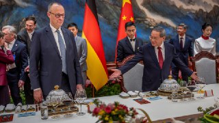 默茨与习近平及李强会谈 涉贸易及稀土综合法新社与美联社消息，默茨率领由众多企业高管组成的重要代表团访华首日，虽然就一些分歧议题进行了沟通，但取得的成果极其有限。👉 继续浏览后续：https://rfi.my/CTWa.g