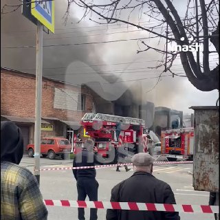Мощный взрыв во Владикавказе — по предварительным данным, рванул склад салютов на улице Августовских событий. Очевидцы говорят, что было очень громко, после этого повалил чёрный дым высотой примерно 30 метров.❗ Не грузятся фото и видео? Читайте нас в MAX.