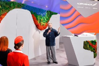 На ПМЭФ прошла слюноотделительная лекция Евгения Викентьева на стенде "Аэрофлота" — зачем русской гастрономии путешествовать. Там же попробовали его авторское мороженое. Попадание в сердца гостей солнечного Петербурга. Вещать в зоне-лектории будут и в друг
