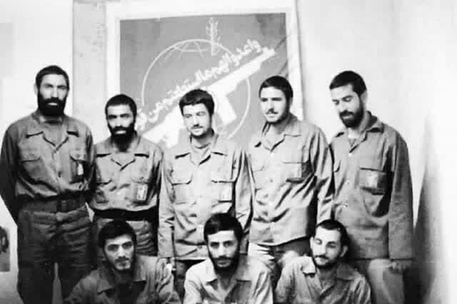 🌷ب یاد شهیدان🌷: #شهید_شوشتری با دیدن این عکس فرموده بود: عکس عجیبی است. نشسته‌ها پرواز کردند، ولی ما ایستاده‌ها، هنوز هم ایستاده‌ایم! کا