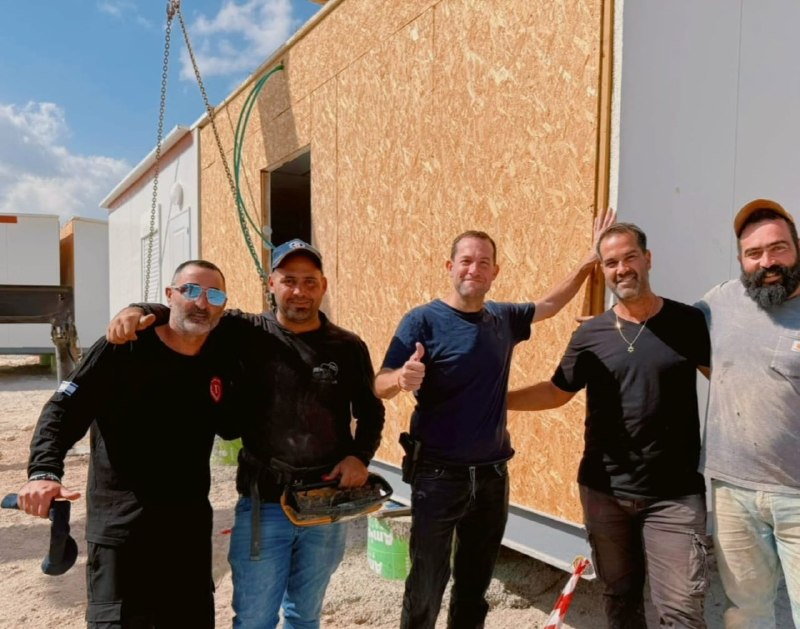 התנחלות גבעת שומרון מתחילה לקום בצפון הגדה המערבית בבוקר שלאחר הבחירות הוצבו בתים ניידים במקום בסיס אימונים…
