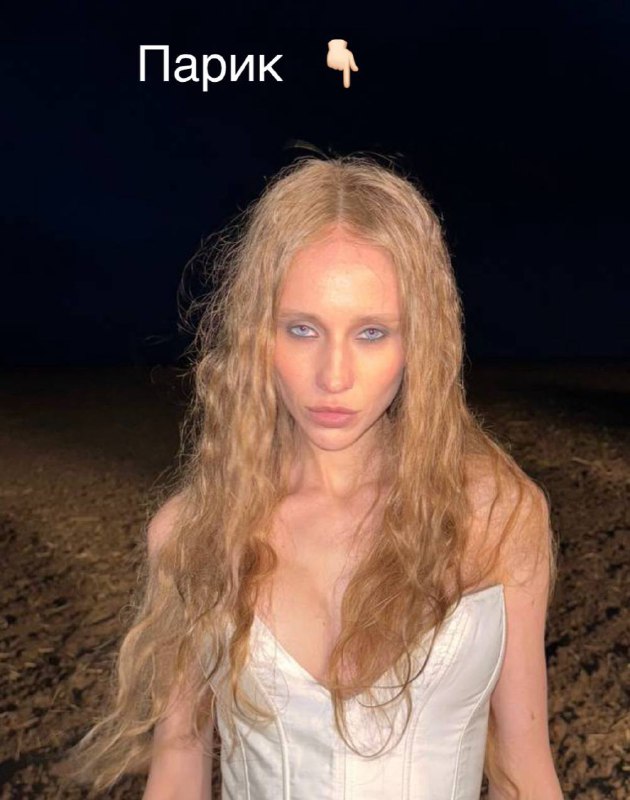 Когда речь идёт о создании новых визуальных кодов через волосы, подбор парика превращается в полноценную художественную задачу — со своими нюансами в текстуре, плотности и качестве.Для первого образа я выбрала парик из натуральных волос: русый, длиной 70 см, повышенной густоты и средней пористости. Он уже участвовал в нескольких съёмках, поэтому первым этапом стало полноценное SPA для волос, чтобы в кадре полотно выглядело чистым и «живым». Я аккуратно вымыла его очищающим шампунем и маской для восстановления, затем высушила естественным путём — это напрямую влияет на пористость и последующую текстуру.Отдельный критерий — «натуральная» краевая линия. Не слишком плотная линия волос позволит органично интегрировать парик в образ, чтобы модель выглядела естественно даже в крупных портретных планах. В съёмке это критично: волосы у лица — первое, что считывает камера.Когда речь идёт о создании новых визуальных кодов через волосы, подбор парика превращается в полноценную художественную задачу — со своими нюансами в текстуре, плотности и качестве.Для первого образа я выбрала парик из натуральных волос: русый, длиной 70 см, повышенной густоты и средней пористости. Он уже участвовал в нескольких съёмках, поэтому первым этапом стало полноценное SPA для волос, чтобы в кадре полотно выглядело чистым и «живым». Я аккуратно вымыла его очищающим шампунем и маской для восстановления, затем высушила естественным путём — это напрямую влияет на пористость и последующую текстуру.Отдельный критерий — «натуральная» краевая линия. Не слишком плотная линия волос позволит органично интегрировать парик в образ, чтобы модель выглядела естественно даже в крупных портретных планах. В съёмке это критично: волосы у лица — первое, что считывает камера.