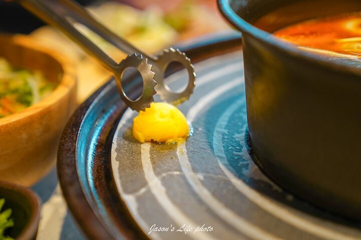 【高雄前鎮│美食】可利亞 奶油烤肉&爆炒石鍋(和平店)。不收服務費，經典老品牌火鍋重新裝潢出發，火烤兩吃，火鍋料最低29元起、冰淇淋、飲品無限暢飲