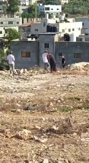 פלסטיני מגן על ביתו לאחר שמתנחלים הסתערו על סביבתו בעיירה ארבה, דרומית מערבית לג'נין.