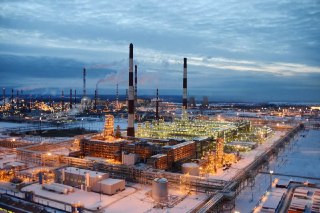 Второй по величине российский НПЗ остановил работу после атаки украинских дронов — Reuters  После атаки украинских беспилотников этой ночью остановил работу нефтеперерабатывающий завод «Киришинефтеоргсинтез» (КИНЕФ) в Ленобласти. Об этом пишет Reuters со с