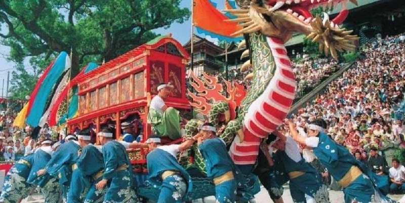ژاپنی برای همه: ناگاساکی کونچی (Nagasaki Kunchi Matsuri) ناگاساکی کونچی یکی از جشنواره های مهم ژاپن است که هر سال در روزهای هفتم تا نهم