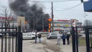 В Калининграде горит торговый центрВ Калининграде загорелся ТЦ «Гиант», расположенный на западе города. Об этом пишут ТАСС и РЕН ТВ. Сообщается о трех пострадавших, им оказана помощь. Площадь пожара составляет 500 кв.м. Огнем охвачен фасад на всех трех эта