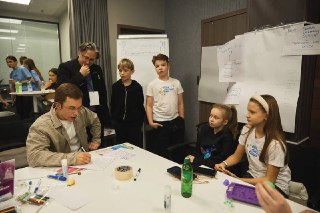 Наконец-то взрослые додумались: чтобы сделать хорошее мороженое, нужно спросить тех, кто ест его тоннами. «Перекрёсток» решил не гадать, какие вкусы мороженого зайдут, и пошёл самым логичным путем — спросил у детей.Для этого устроили воркшоп: рассказали, к