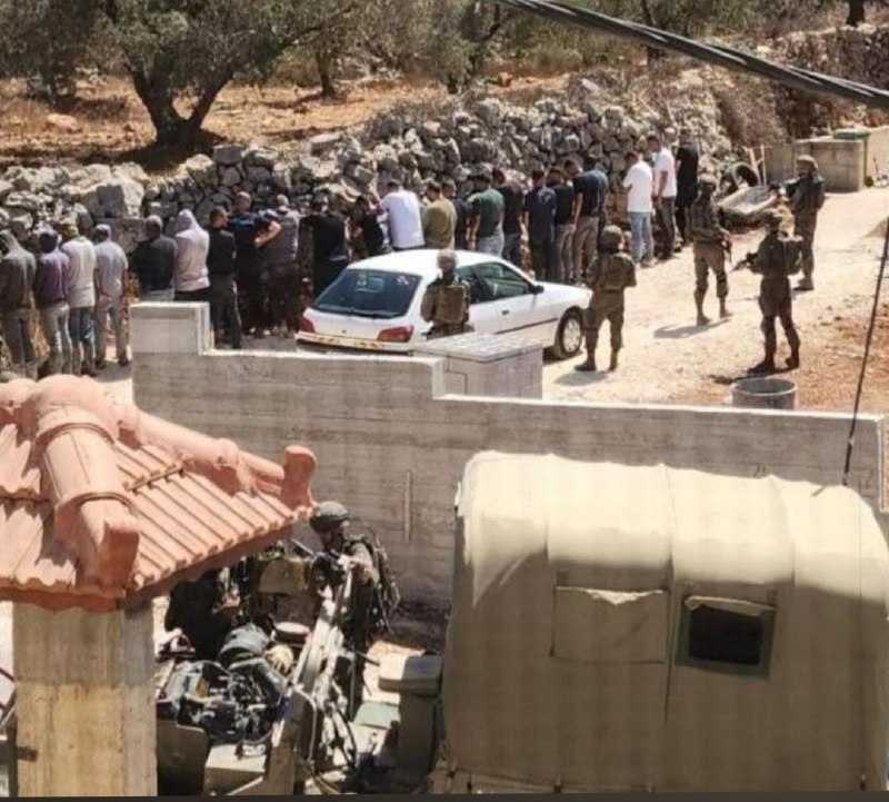 The occupation soldiers arrest a large number of Palestinians in the town of Kablan, southeast of Nablus.