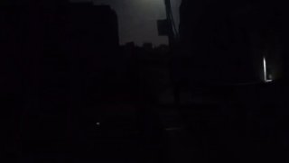 משהד, רגע מפחיד נוסף... הרגע שבו מטוסי הכיבוש הפציצו בניין מגורים במחנה החוף, ממערב לעיר עזה.