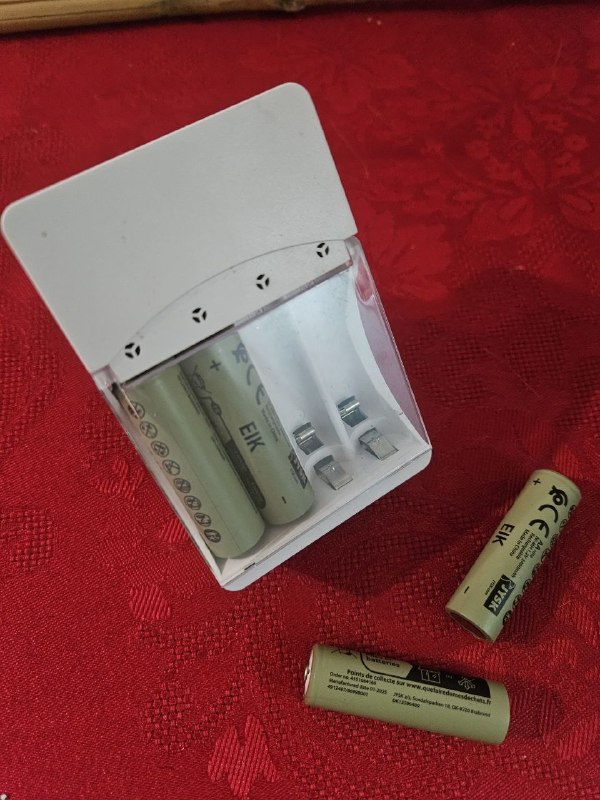 Продам: зарядное устройство + 4 аккумулятора — фото 1