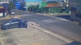 🇺🇸 2 pit bulls attack a woman jogging, a good Samaritan trying to help her, and then her husband as they terrorize a #NewYork neighborhood.The incident happened on Long Island, and the dogs slammed the woman to the ground, attacking her for over a minute. After the pit bulls attacked the woman and the man trying to help her, her husband came, and they attacked him too.The owner of the pit bulls says they are “affectionate rescues” and should have a second chance.Follow main channel -> LiveLeak Follow private channel -> LiveLeak Private