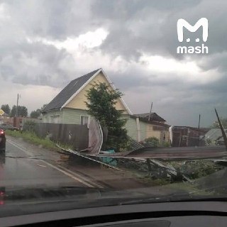 Больше 4000 человек остались без электричества из-за мощного торнадо в Свердловской области.В Кушве стихия за последние часы повалила 25 деревьев, сорвала с домов крыши, повредила АЗС и автомобили. Ветром повреждены 40 кровель и девять опор ЛЭП. Завтра на 