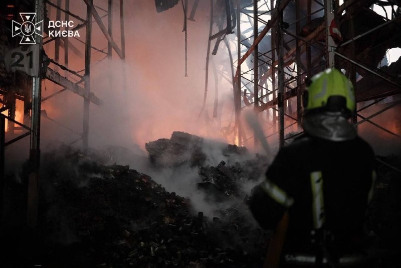 У Києві ліквідували всі пожежі в Оболонському, Святошинському, Голосіївському та Деснянському районах після масованої атаки РФ — ДСНС