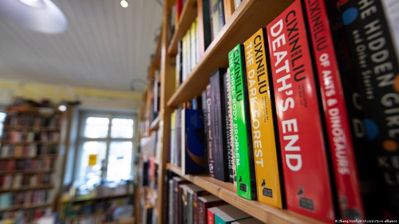 Лучший независимый книжный магазин Берлина получит 20 тысяч евро Такую премию учредили берлинские власти, чтобы в эпоху онлайн-торговли и засилья видео в соцсетях поддержать независимых книготорговцев, а значит, и само чтение. По словам Франциски Гиффай, о