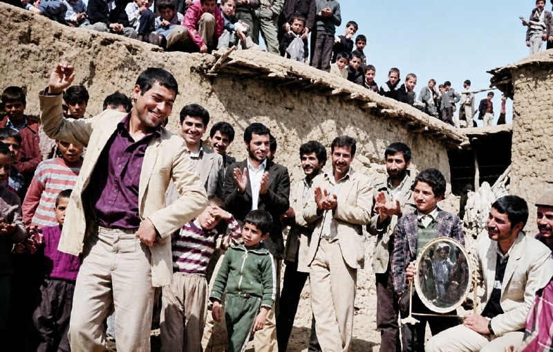کانال جامع روستای خان آباد: #خان_آبادی_ها "این نگاره مربوط به دهه ۵۰ و از آنِ روستای خان آباد است،جشن عروسی و حضور تمام اهل آبادی،گاهی تمامِ خوشبختی