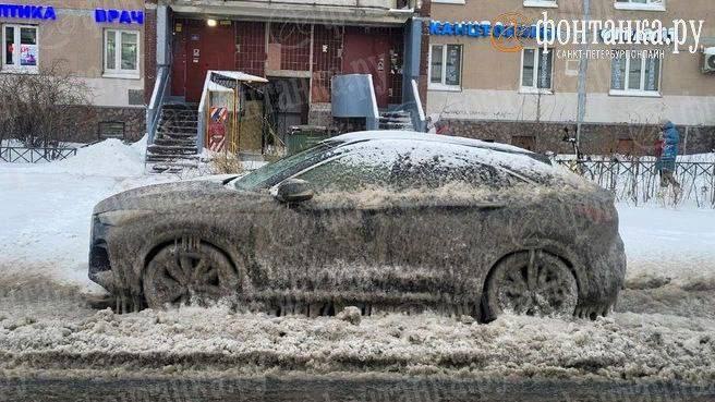 Лёд сковал машины петербуржцев после разлива воды на Звёздной в Питере. 5