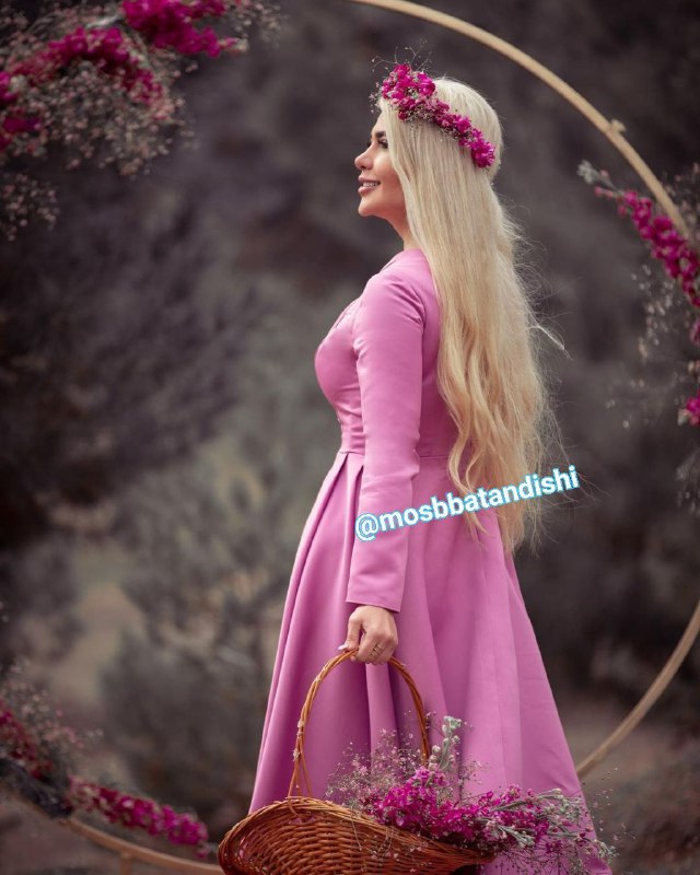 گُنبدِ دَوّار: 🍂🌻 دانی که چرا دار مکافات شدیم؟ناکرده گنه، چنین مجازات شدیم؟کشتیم خرد؛ دار زدیم دانش را،دربند و اسیر صد خرافات شدیم!🧠 @k