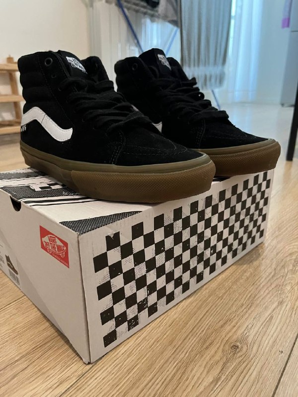 Кеды Vans Sk8-Hi. Кеды носил два раза, слишком крутые для меня. Ноги так и несут сделать 720 на доск — фото 1