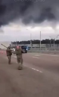 Появились кадры работы ПВО в Москве 18 июня, снятые на автомобильной дороге.___________________📱 Москва горит: сильнейшая атака Украины на столицу РФ | Зеленский про удар по НПЗ в Капотне