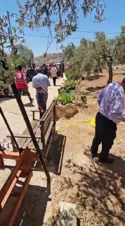 מזרחית לאל-מוג'יר: תושבים התאספו בבית חאג' אבו עטה לאחר תקיפה
