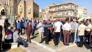 הפגנה של נפגעים ומשפחות פצועים של כוחות הגיוס העממי מול רשות הגמלאים הלאומית בבגדד, לדרוש את זכויותיהם ותשל…