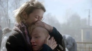 Жили-были накануне войны. «За нашим домом сад» — сильный и искренний фильм Антона Нефедова с Надеждой МихалковойУдивительной сочности и правдивости диалоги сценариста Родионова, звучащие как вербатимы в его Театре.doc. Еще и потому, что для режиссера Нефед