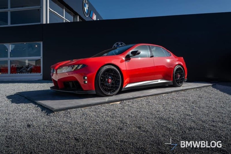 BMW M отвечает хейтерам EV не лозунгами, а логикой: «сначала сядь, потом суди». 