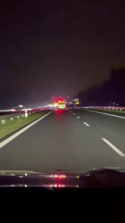 שיירות משטרה מערים פולניות אחרות מסתובבות לעבר ורשה המשטרה כבר החלה לעצור מפגינים ליד בית המשפט לחוקה. יום…