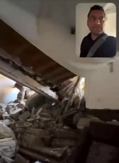 👆 התמונות שצולמו מביתם של ההרוגים אמש בקשם מלמדות שהמשפחה הזו יקרה ותומכת הממשלה.