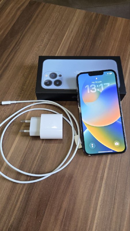 Кресло раскладное и iPhone 13 Pro