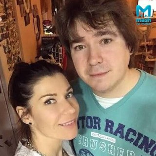 Брату звезды "Ворониных" Екатерины Волковой грозит пожизненное в США без возможности УДО. Его обвиняют в убийстве двух человек, в их числе — фотограф из Питера. Одну из жертв расчленили, тела спрятали в контейнеры.Уже три года Леонид Волков находится в тюр