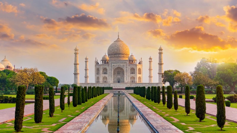Grand gesture of loveTaj Mahal in Agra, Uttar Pradesh, India (© Tanarch/Getty Images)