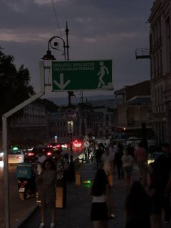 В Грузии произошло масштабное отключение электричества, затронувшее в том числе Тбилиси и Батуми, сообщают очевидцы. Причиной блэкаута стали испытания на Ингурской ГЭС, заявил член Национальной комиссии по электроэнергетике Грузии Гиорги Пхангани. По его с