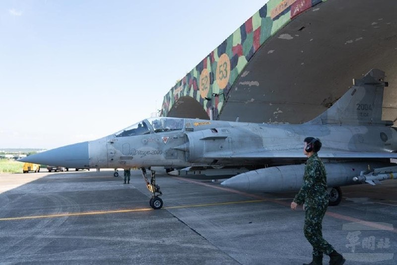 Mirage 5EI-2000 הטיוואני מצויד בטיל מיקה EM לטווח בינוני וטיל R-550 Magic II לטווח קצר