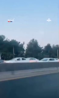 🎦 הכניסה לכביש המהיר קום לטהרן ותנועת אורחי טקס הפרידה וקבורתו של האימאם ההרוג מאיראן