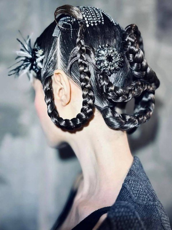 Косы возвращаются в мир моды? Разбираю замеченный мной трендFall Winter 2025 Fashion show