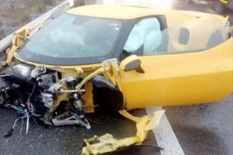 В России разбили свежую Ferrari 296 — тачка влетела в отбойник на платной дороге Казань — Екатеринбу 2