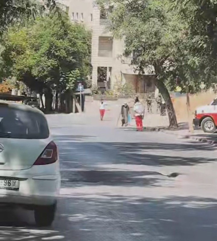 עוקב אחר צעיר מלווה באמו שהסגיר את עצמו לכוחות הכיבוש ליד בית הספר ג'רדנה.