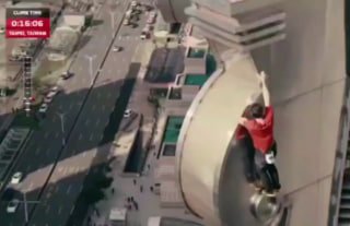 Скалолаз Алекс Хоннольд поднялся без страховки и специального снаряжения на небоскреб «Тайбэй 101» на Тайване. Прямую трансляцию восхождения, которое длилось около полутора часов, вел Netflix.Небоскреб насчитывает 101 этаж, его высота составляет 509 метров