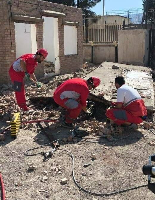 بازتاب ایلام: 💥ریزش آوار در هفتچشمه؛یک کشته و یک مصدوم بر جای گذاشت⚡️مدیرعامل جمعیت هلالاحمر استان ایلام از وقوع حادثه ریزش آوار در