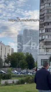 Платформу для ПВО, вероятно, установили на крыше жилого комплекса в московском районе ЧертановоВ Москве очевидцы сняли процесс установки, предположительно, платформы для комплекса ПВО на крыше самого высокого здания в Чертаново. Об этом сообщает ASTRA.На к